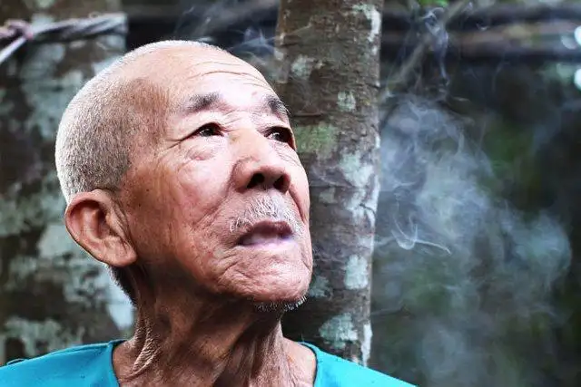 老人初戴助听器用听评书帮助适应